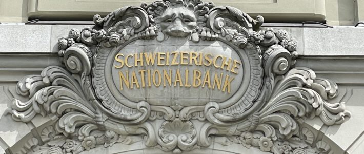 Logo der Schweizerischen Nationalbank SNB am Hauptsitz in Bern