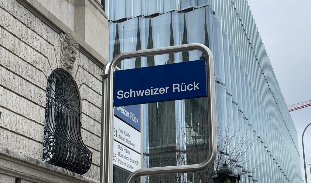 Schild einer Haltestelle vor dem Hauptsitz der Swiss Re in Zürich