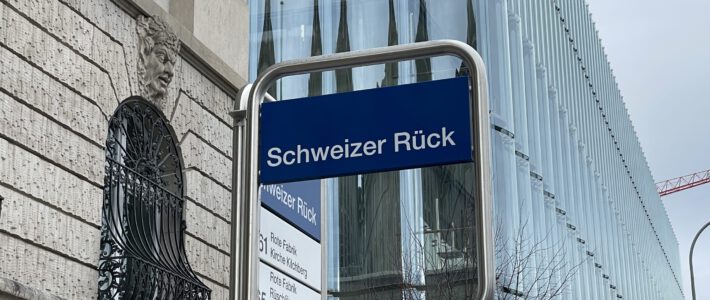 Schild einer Haltestelle vor dem Hauptsitz der Swiss Re in Zürich