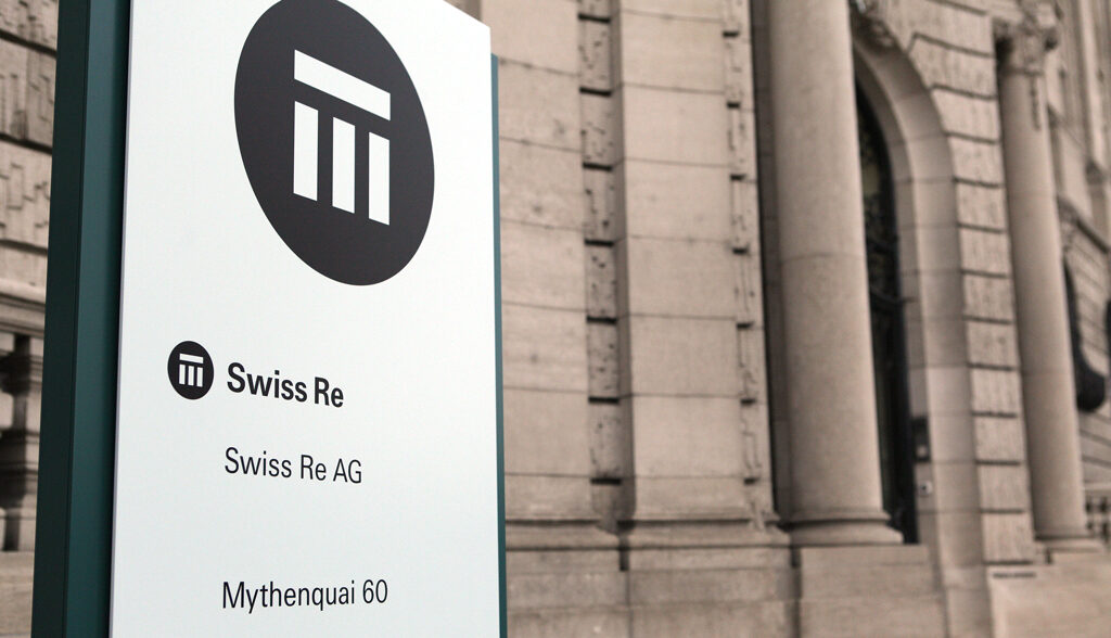 Ein Schild vor dem Hauptsitz der Swiss Re