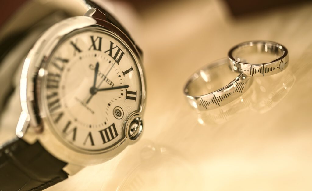 Eine Luxusuhr von Cartier mit römischem Zifferblatt und zwei Ringe