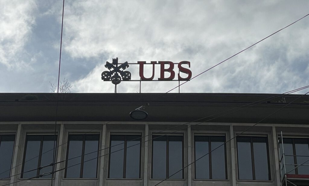 Ein Logo der Grossbank UBS am Zürcher Paradeplatz