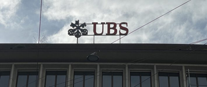 Ein Logo der Grossbank UBS am Zürcher Paradeplatz