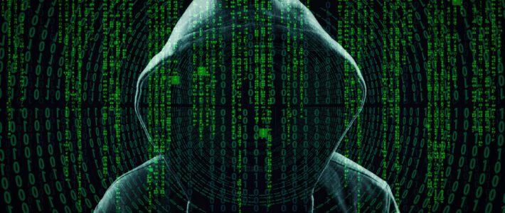 Ein Cyberkrimineller mit Software-Code