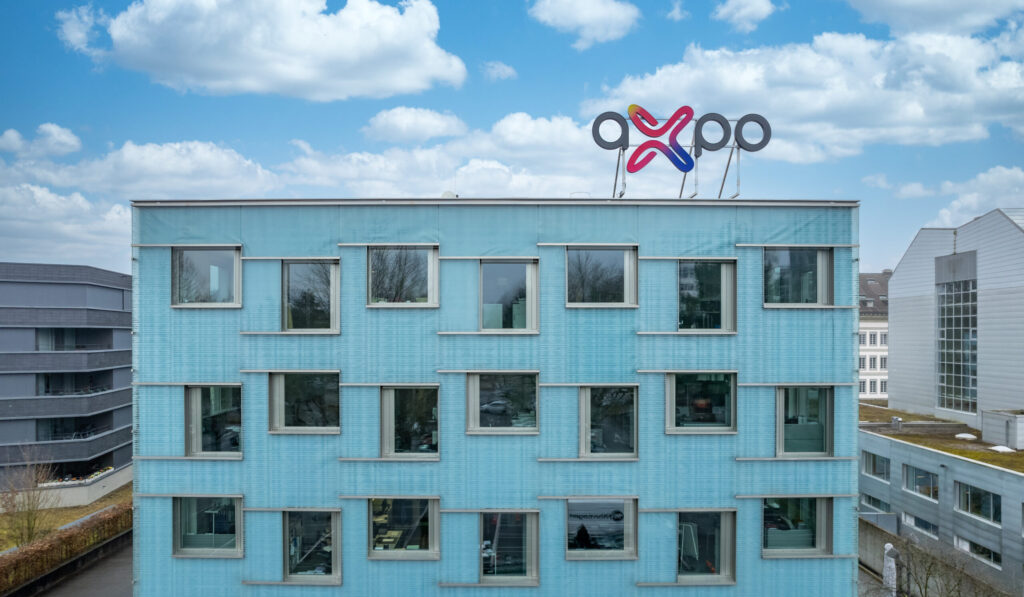 Das Logo der Axpo auf einem Firmengebäude