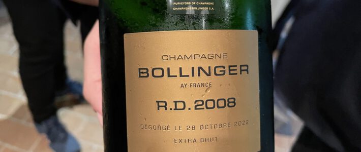 Eine Flasche Bollinger-Champagner R.D. 2008