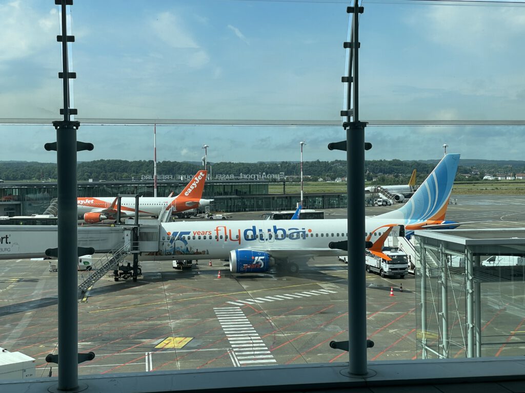 Ein Flugzeug von flydubai am Euroairport