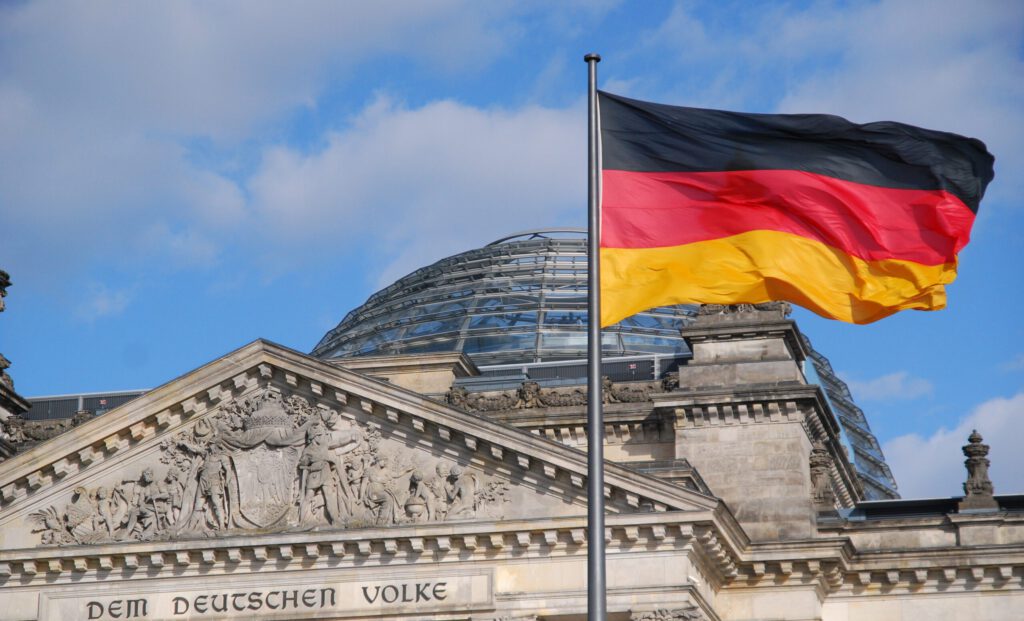 Eine Deutschlandfahne auf den Deutschen Reichstag