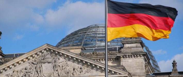 Eine Deutschlandfahne auf den Deutschen Reichstag