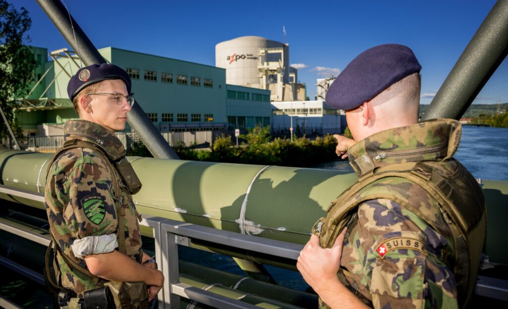 Soldaten beim Objektschutz von Axpo