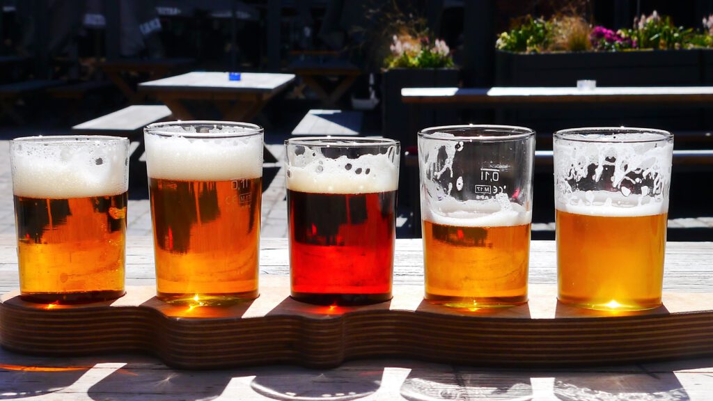 Biergläser mit unterschiedlichen Bieren