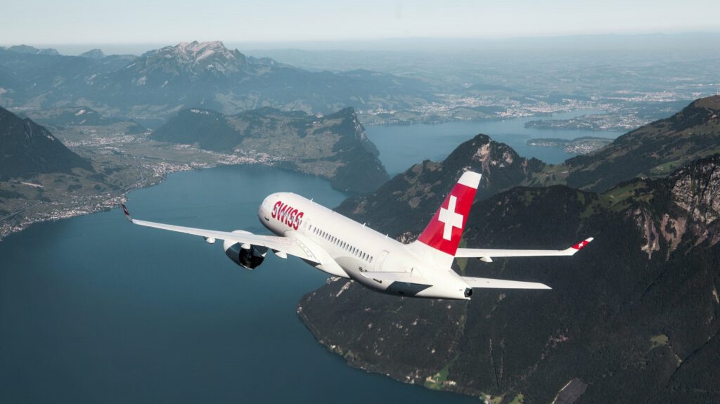 Ein Flugzeug der Swiss über den Alpen