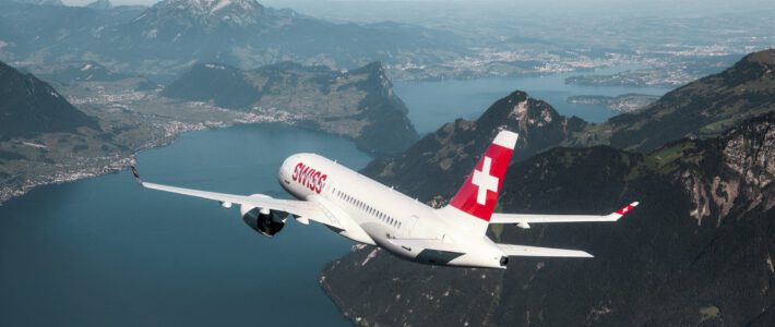 Ein Flugzeug der Swiss über den Alpen