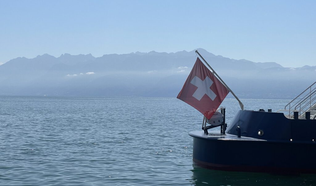 Eine Schweizer Fahne an einem Boot auf dem Genfersee