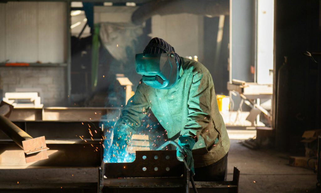 Ein Arbeiter in einer Fabrik