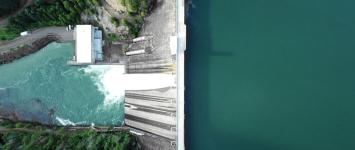 Eine Talsperre von oben zur Gewinnung von Wasserenergie