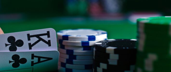 Jetons und Spielkarten in einem Casino