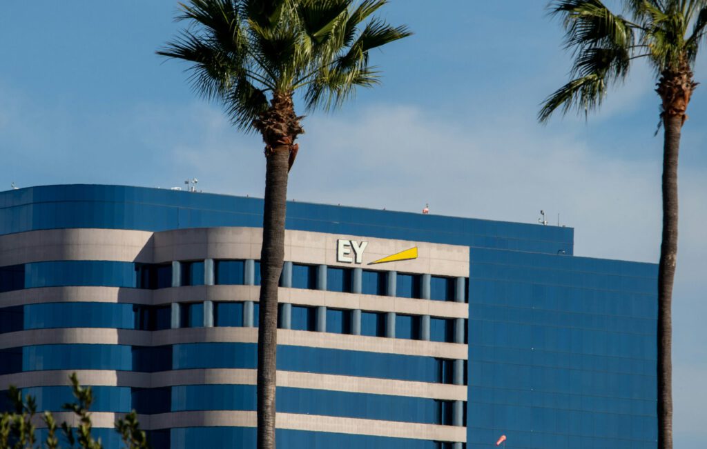 Ein Gebäude mit dem Logo von Ernst & Young EY