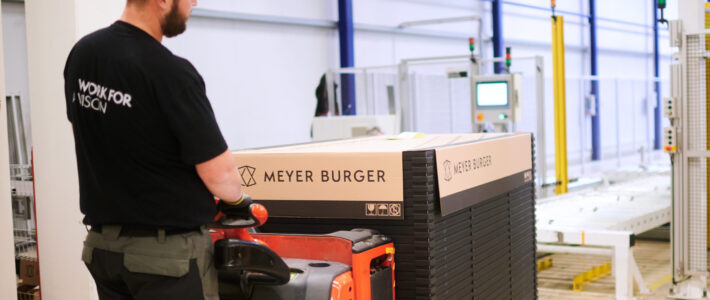 Abtransport von Solarmodulen bei Meyer Burger