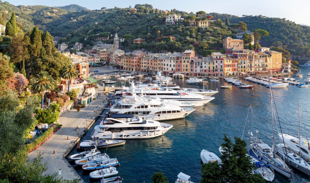 Der malerische Hafen mit Yachten von Portofino in Italien