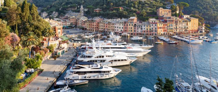 Der malerische Hafen mit Yachten von Portofino in Italien