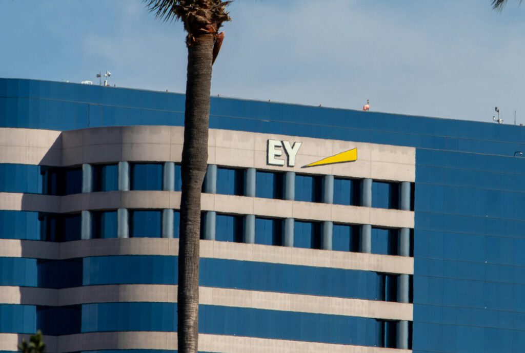 Ein Logo von EY an einem Gebäude