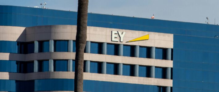 Ein Logo von EY an einem Gebäude