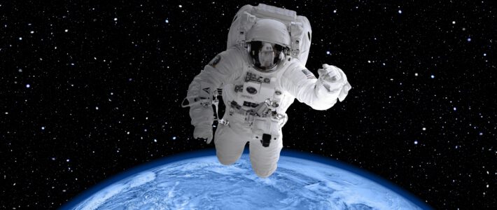 Ein Astronaut im Weltall mit der Erdkugel