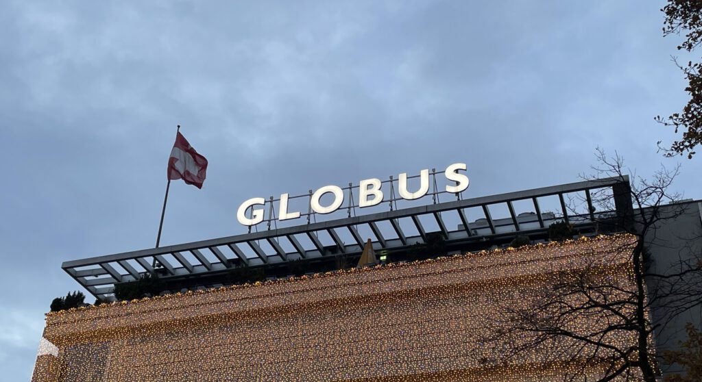 Ein Logo des Warenhauses Globus an der Zürcher Bahnhofstrasse