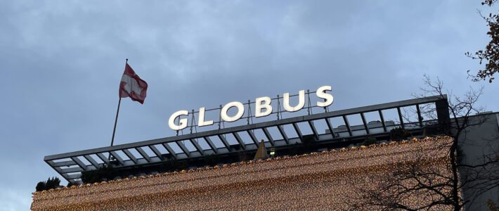 Ein Logo des Warenhauses Globus an der Zürcher Bahnhofstrasse