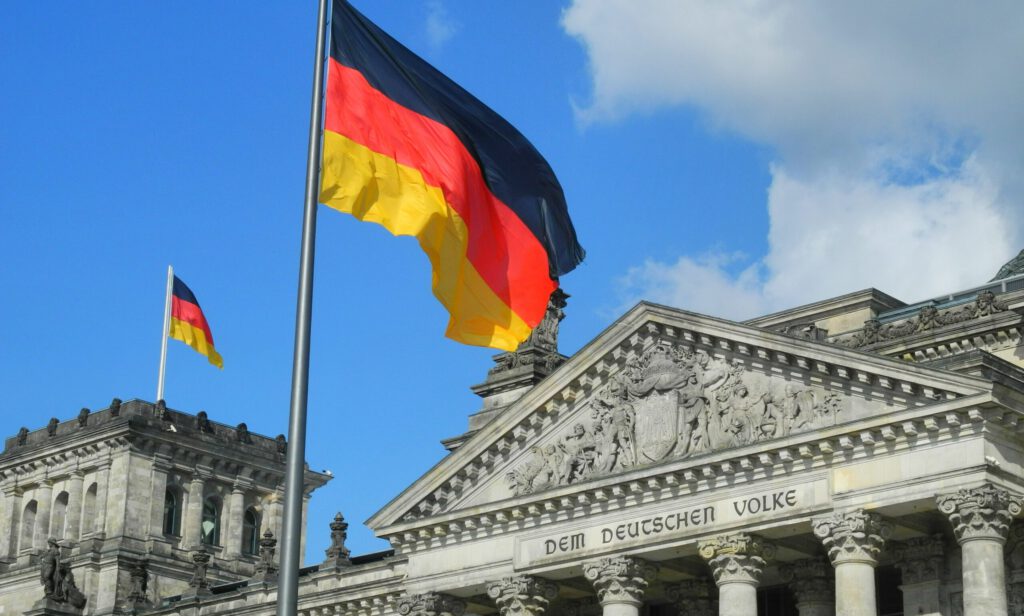 Der Deutsche Reichstag in der Berlin mit Flaggen von Deutschland