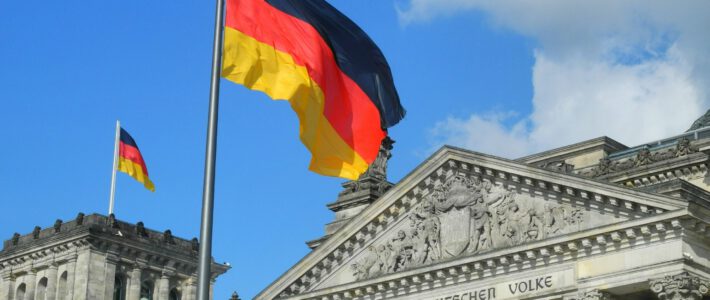 Der Deutsche Reichstag in der Berlin mit Flaggen von Deutschland