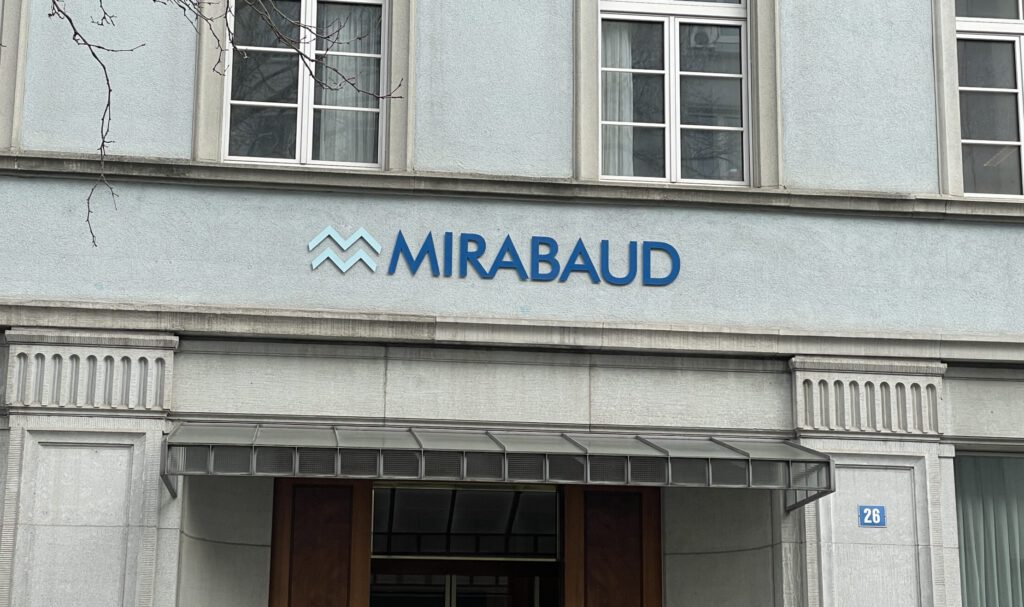 Logo der Privatbank Mirabaud an einem Gebäude in Zürich