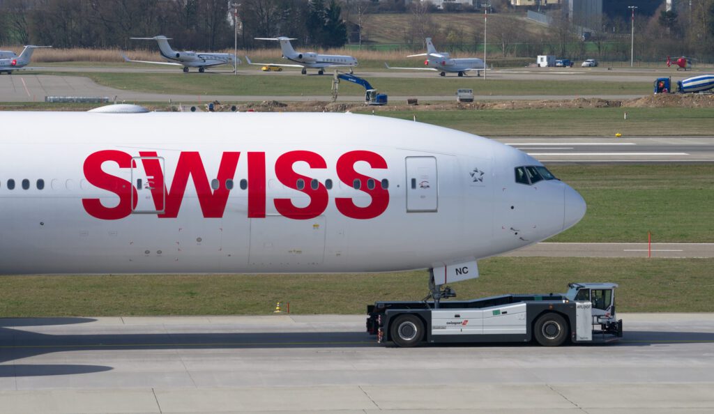 Ein Flugzeug mit Aufschrift Swiss