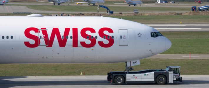 Ein Flugzeug mit Aufschrift Swiss