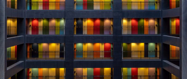 Ein Appartement-Haus mit vielen bunten Lichtern