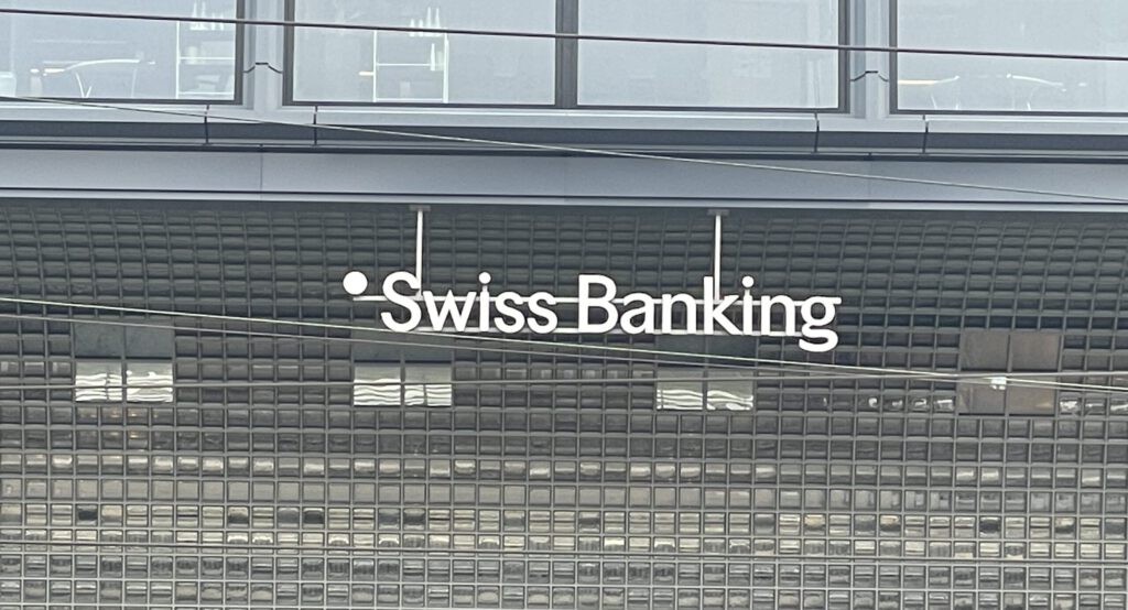 Logo Swiss Banking an einem Gebäude in Zürich