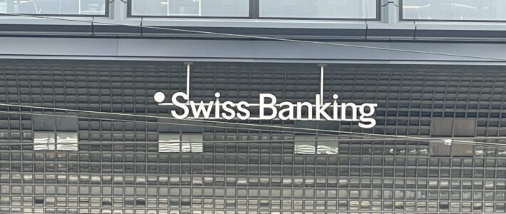 Logo Swiss Banking an einem Gebäude in Zürich