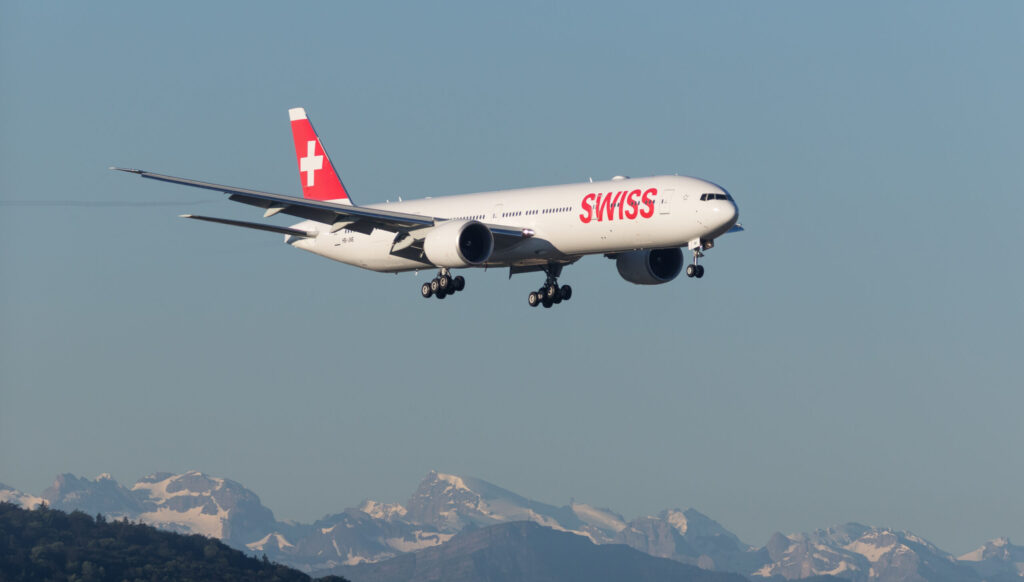 Ein Flugzeug der Swiss über den Bergen