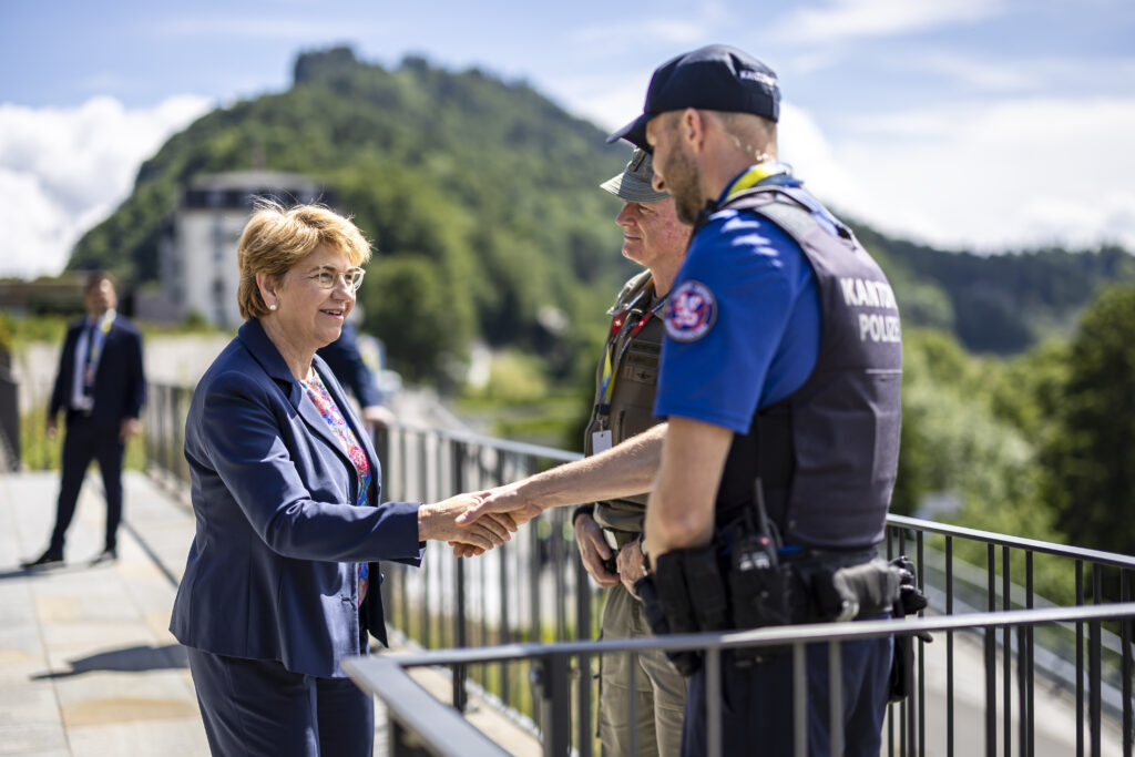 Bundespräsidentin Viola Amherd im Gespräch mit Sicherheitskräften