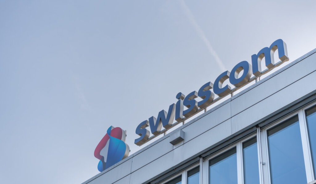 Das Logo von Swisscom auf einem Gebäude