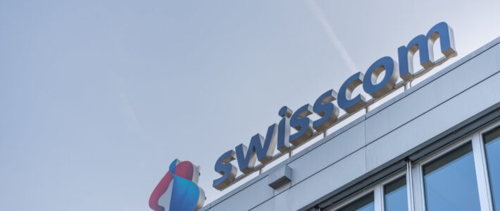 Das Logo von Swisscom auf einem Gebäude