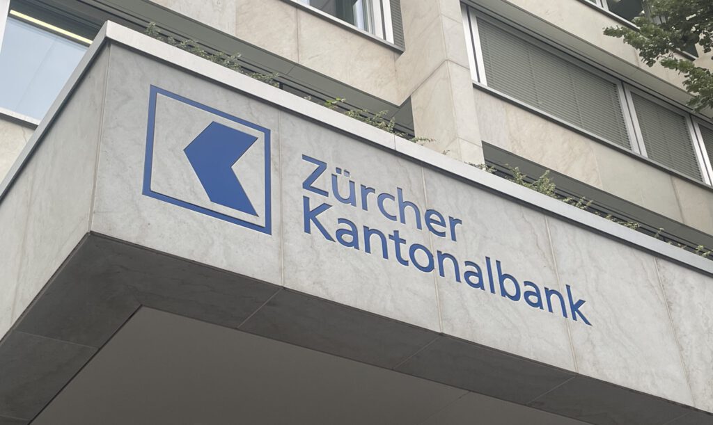 Das Logo der Zürcher Kantonalbank ZKB an der Zürcher Bahnhofstrasse