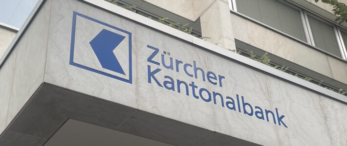 Das Logo der Zürcher Kantonalbank ZKB an der Zürcher Bahnhofstrasse