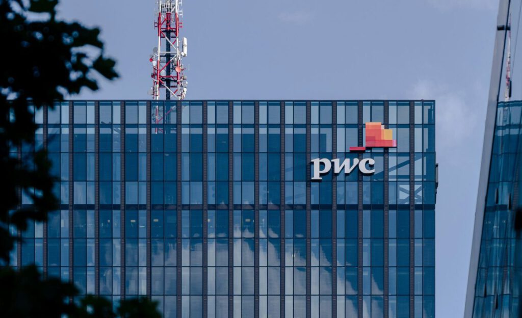 Das Logo von PwC an einem Bürogebäude