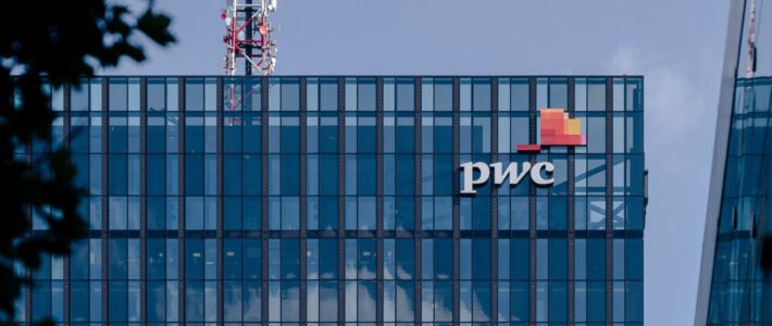 Das Logo von PwC an einem Bürogebäude