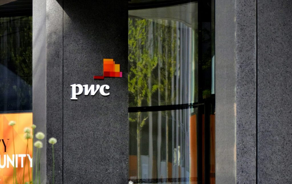 Ein Logo von PwC an einem Büroeingang