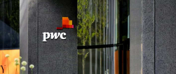 Ein Logo von PwC an einem Büroeingang