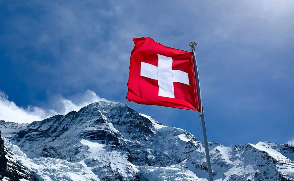 Eine Schweizer Flagge in den Alpen