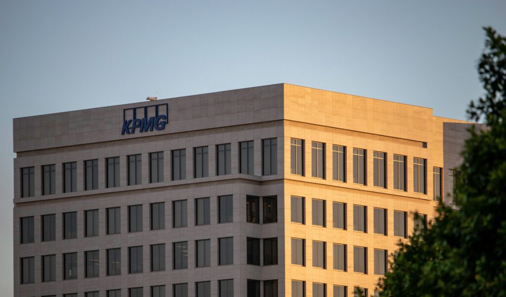 Das Logo von KPMG an einem Gebäude